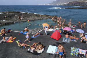 Un grupo de bañistas este lunes en la costa del municipio de La Laguna, en Tenerife.EFE/Alberto Valdés