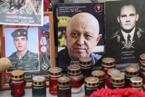 Un retrato del fallecido jefe del Grupo Wagner Yevgeny Prigozhin (C) y otros miembros del Grupo Wagner en un memorial informal en Moscú, Rusia, 23 de agosto de 2025. Prigozhin murió junto con otras nueve personas en el accidente de un avión en la región de Tver de Rusia el 23 de agosto de 2023. (Rusia, Moscú) EFE/EPA/SERGEI ILNITSKY