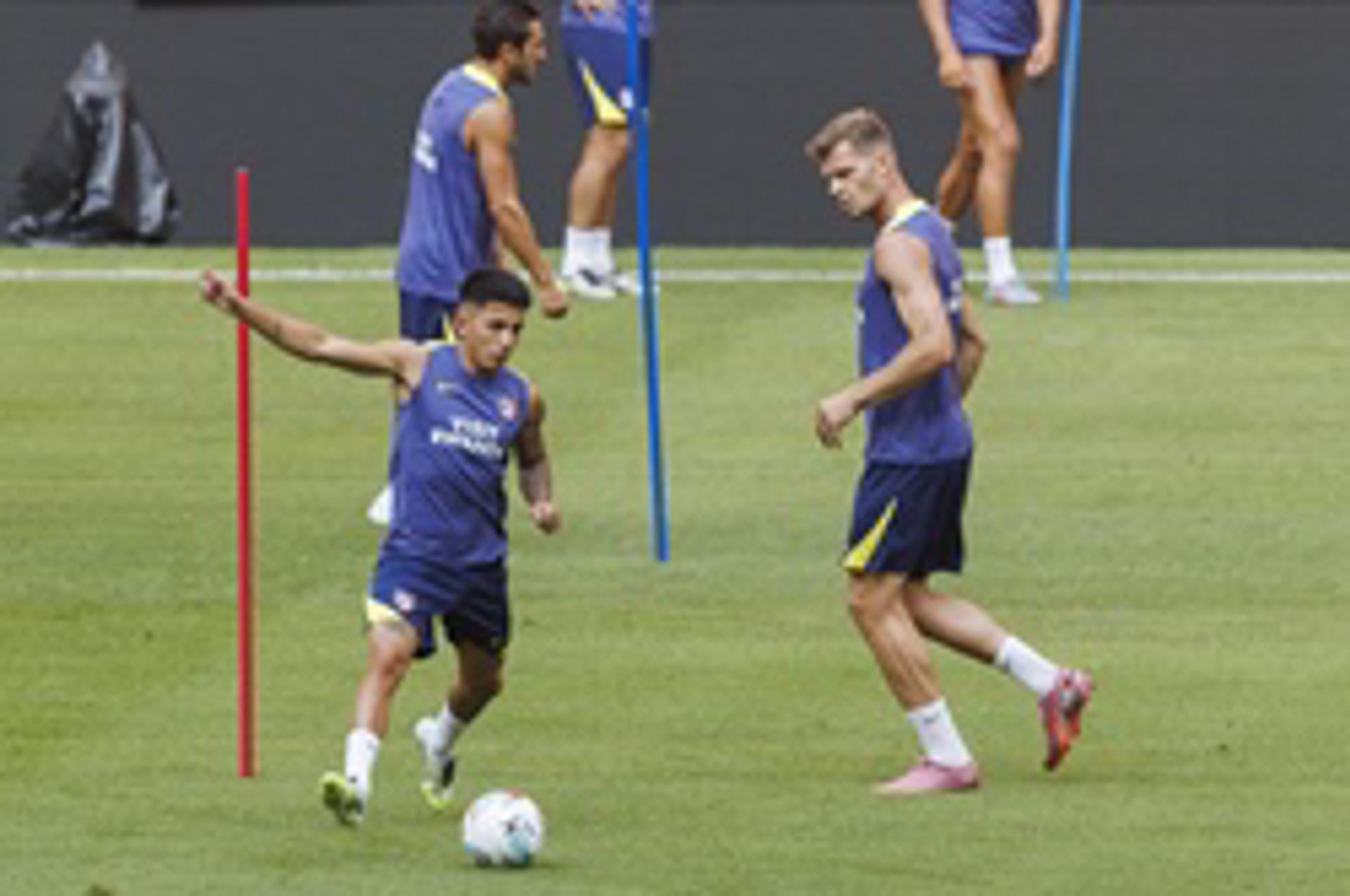 Sorloth y Almada, en el entrenamiento de este jueves. EFE/Sergio Pérez.
