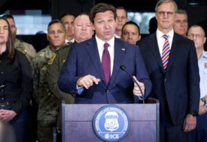 Foto de archivo del gobernador de Florida, Ron DeSantis. EFE/CRISTOBAL HERRERA-ULASHKEVICH
