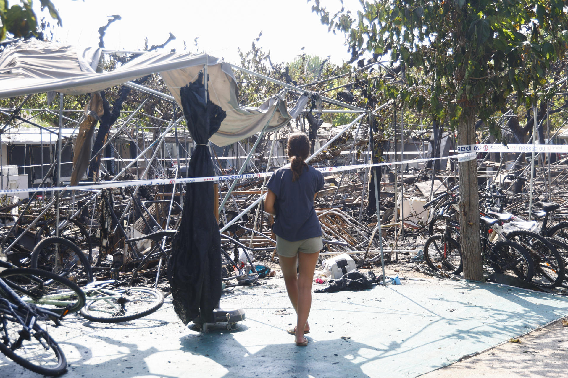 Unas 1.800 personas han sido desalojadas de un 'camping' de El Vendrell (Tarragona) a consecuencia de un incendio declarado de madrugada y que ha quemado una quincena de vehículos, aunque el siniestro no ha causado víctimas. EFE/ Quique García