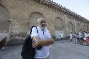 El presidente de ICOMOS España, Juan Carlos Molina, durante la visita realizada este martes a la Mezquita-Catedral de Córdoba para conocer el impacto que tuvo en el monumento el incendio que se declaró en una de sus capillas el pasado viernes.EFE/Salas