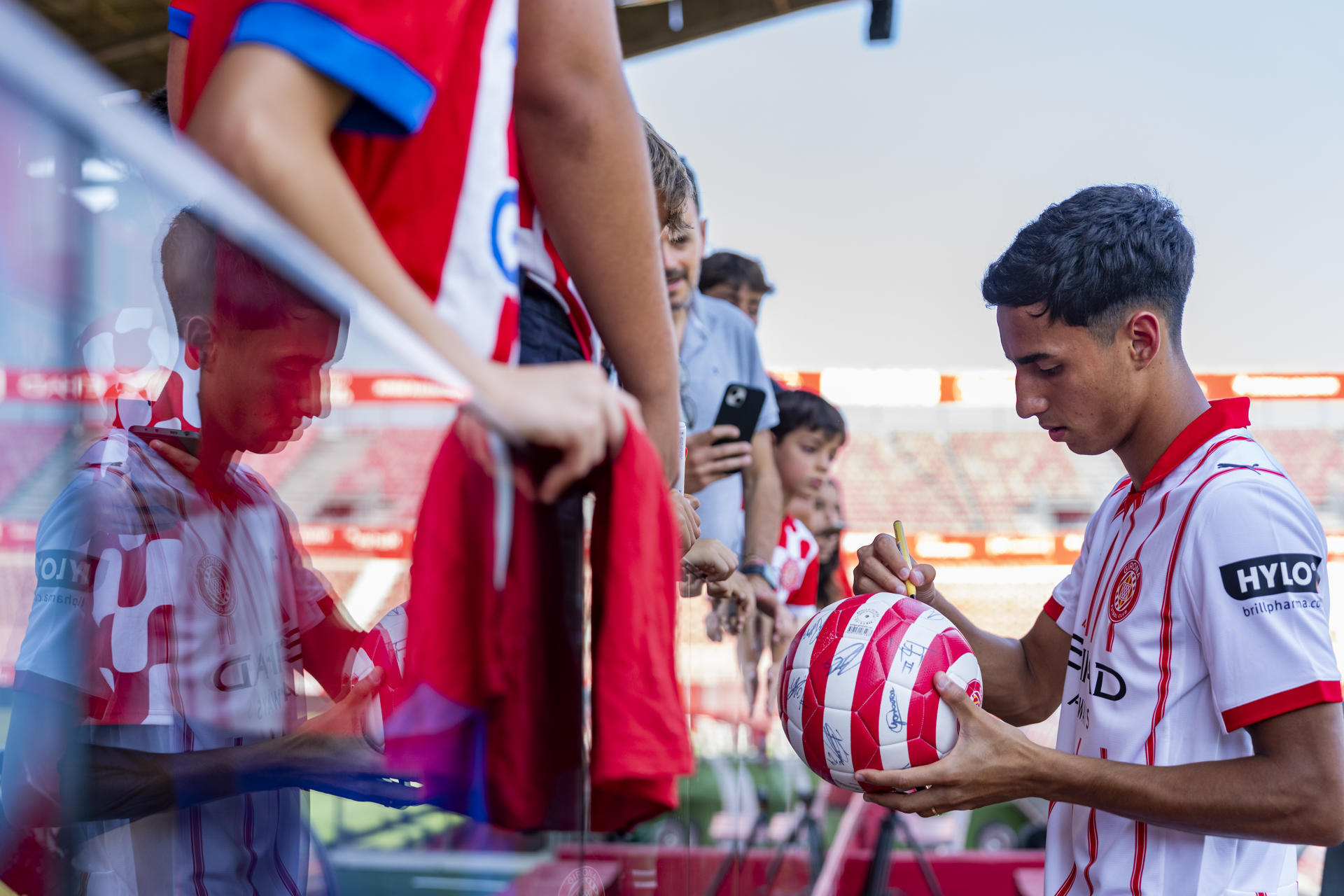 El central brasileño Vitor Reis durante su presentación en el Estadio de Montilivi como nuevo jugador del Girona FC, cedido por el Manchester City. EFE/Siu Wu
