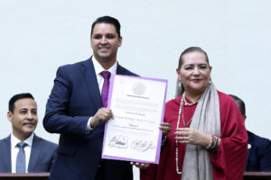 Fotografía de archivo, tomada el pasado 15 de junio, en la que se captó a la presidenta del Consejo General del Instituto Nacional Electoral (INE), Guadalupe Taddei Zavala (d), al entregarle a Arístides Rodrigo Guerrero García (c) su constancia de mayoría a ministro electo de la Suprema Corte de Justicia de la Nación (SCJN), en Ciudad de México (México). EFE/Mario Guzmán