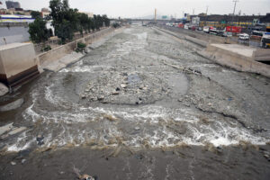 Vista de archivo del cauce del río Rimac a la altura del centro histórico de la ciudad de Lima (Perú). EFE/Ernesto Arias