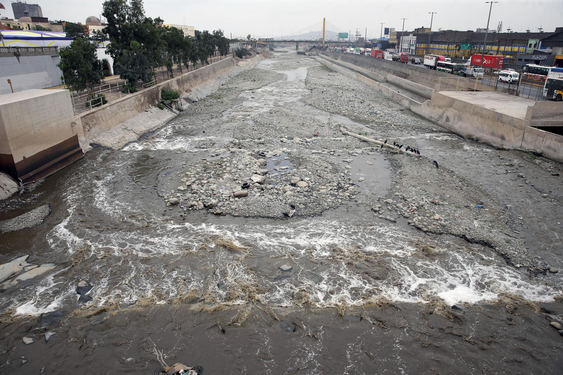 Vista de archivo del cauce del río Rimac a la altura del centro histórico de la ciudad de Lima (Perú). EFE/Ernesto Arias