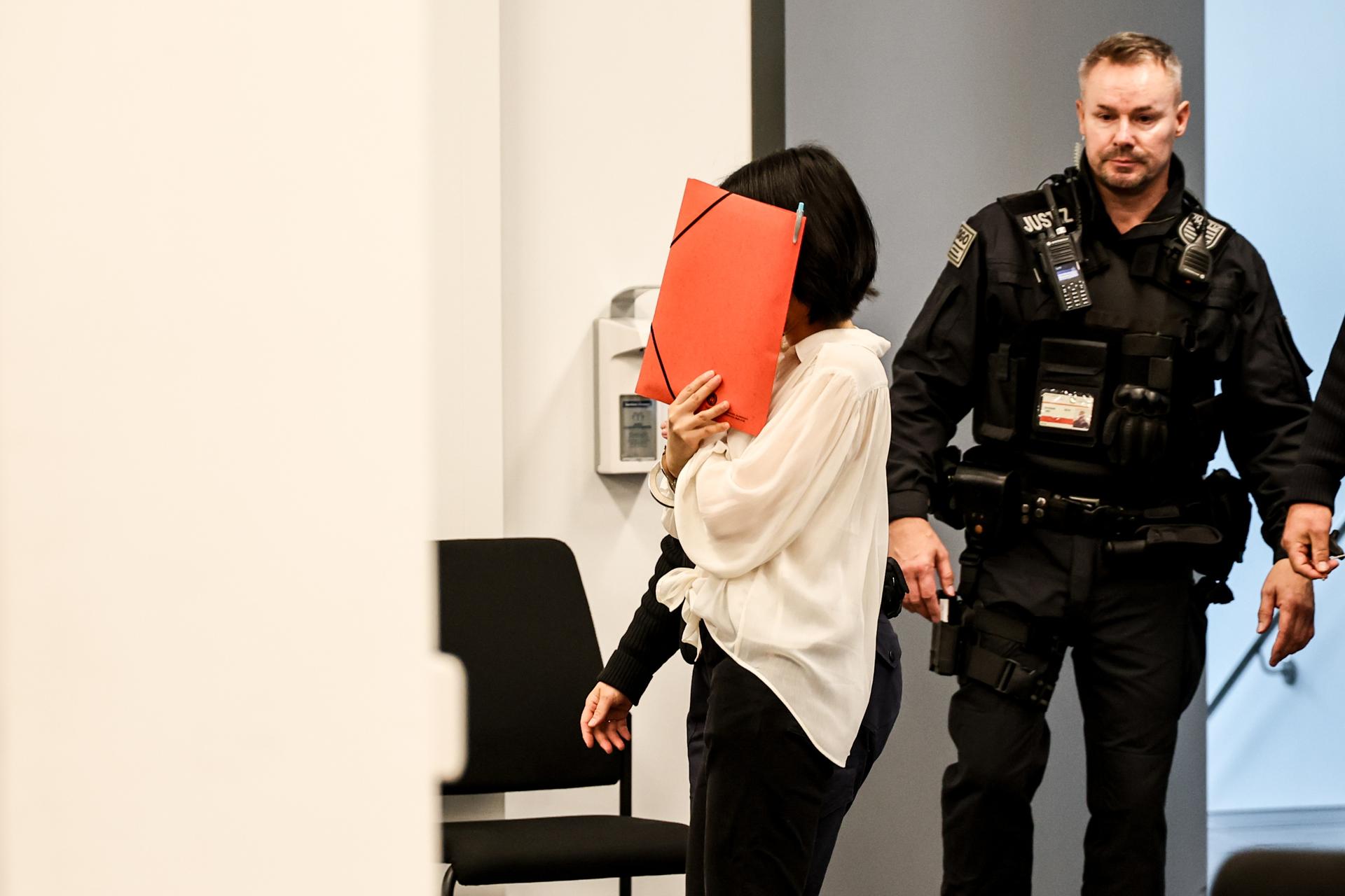 El acusado Jaqi X. (izq.) llega al inicio del juicio por espionaje de alto perfil contra un exasistente de un miembro de la AfD en Dresde, Alemania, el 5 de agosto de 2025. Jian G., ciudadano alemán, está acusado de espiar para China, incluyendo la filtración de información del Parlamento Europeo y datos de la AfD, y el seguimiento de disidentes chinos. Jaqi X., ciudadano chino, presuntamente lo ayudó entre 2023 y 2024 al pasar información sobre vuelos y carga del aeropuerto de Leipzig a la inteligencia china. (Alemania, Dresde) EFE/EPA/FILIP SINGER / POOL
