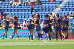Jugadoras del FC Barcelona participan en un calentamiento este domingo, previo a un partido amistoso entre América y FC Barcelona en el Estadio Ciudad de los Deportes, en la Ciudad de México (México). EFE/ Mario Guzmán