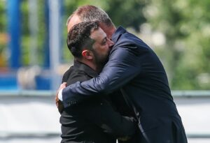 El canciller alemán Friedrich Merz (R) recibe al presidente ucraniano Volodymyr Zelensky (L) frente a la Cancillería en Berlín, Alemania, 13 de agosto de 2025. (Alemania, Ucrania) EFE/EPA/FILIP SINGER / POOL