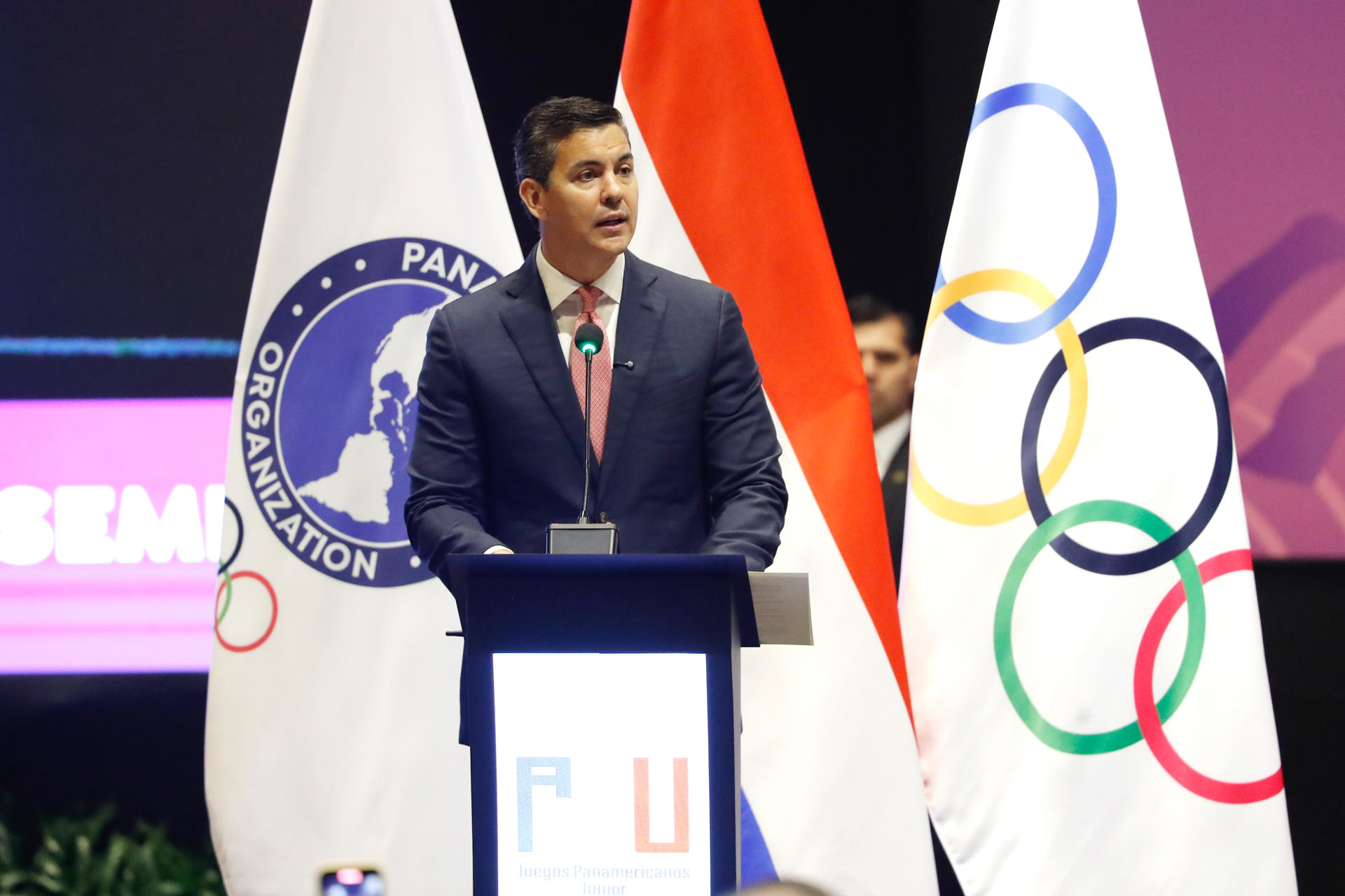 El presidente de Paraguay, Santiago Peña, habla durante el acto de apertura de la sexagésima tercera asamblea general de Panam Sports, en Luque (Paraguay). EFE/Juan Pablo Pino

