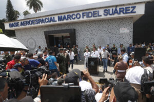 El ministro de Defensa de Colombia, Pedro Sánchez, habla durante una rueda de prensa este viernes frente a la entrada de la Base Aeroespacial Marco Fidel Suárez, en Cali (Colombia). EFE/ Ernesto Guzmán