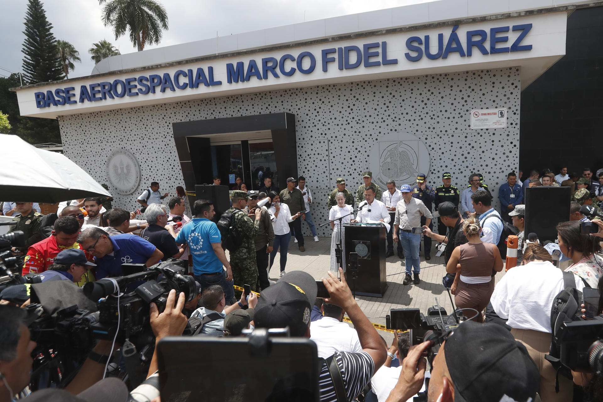 El ministro de Defensa de Colombia, Pedro Sánchez, habla durante una rueda de prensa este viernes frente a la entrada de la Base Aeroespacial Marco Fidel Suárez, en Cali (Colombia). EFE/ Ernesto Guzmán