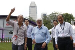Fotografía de archivo del magnate Ong Beng Seng (primero a la izquierda), responsable de llevar el Premio de Fórmula Uno (F1) a Singapur, en 2013 junto al británico Bernie Ecclestone (c), patrón del Fórmula Uno, durante la carrera en la ciudad-Estado.
EFE/John Heng