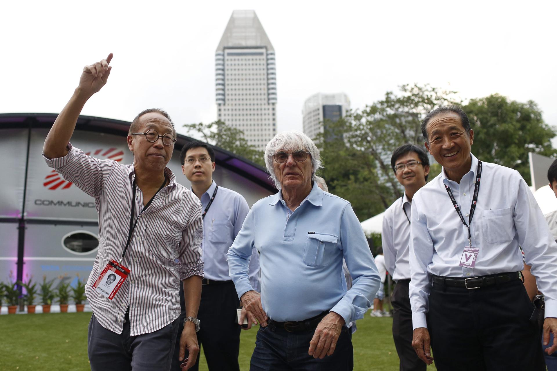 Fotografía de archivo del magnate Ong Beng Seng (primero a la izquierda), responsable de llevar el Premio de Fórmula Uno (F1) a Singapur, en 2013 junto al británico Bernie Ecclestone (c), patrón del Fórmula Uno, durante la carrera en la ciudad-Estado.
EFE/John Heng