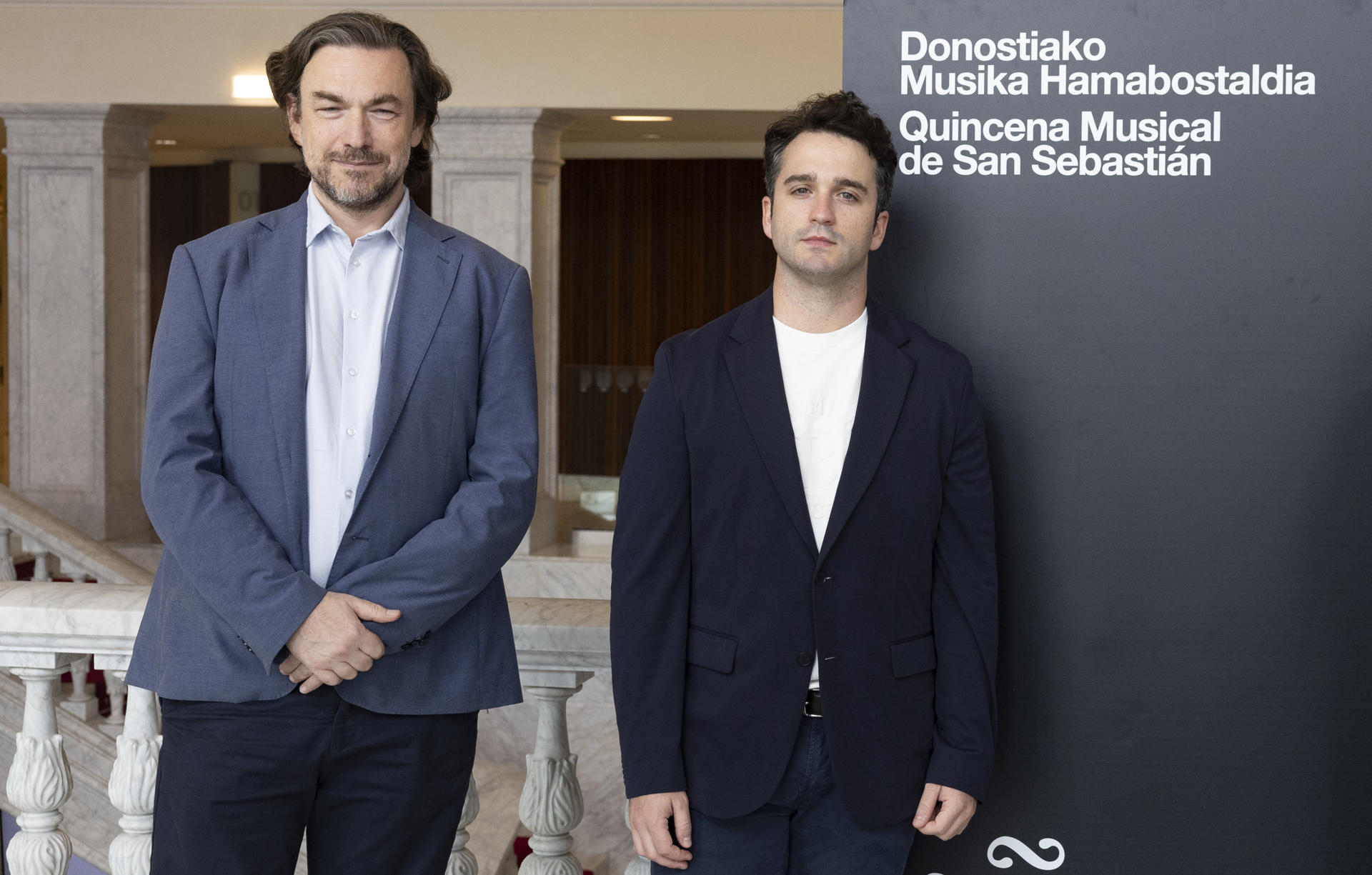 El tenor donostiarra Xabier Anduaga (d) y el pianista Maciej Pikulski han presentado este martes el concierto que ofrecerán en la 86 Quincena Musical de San Sebastián. EFE/Javier Etxezarreta