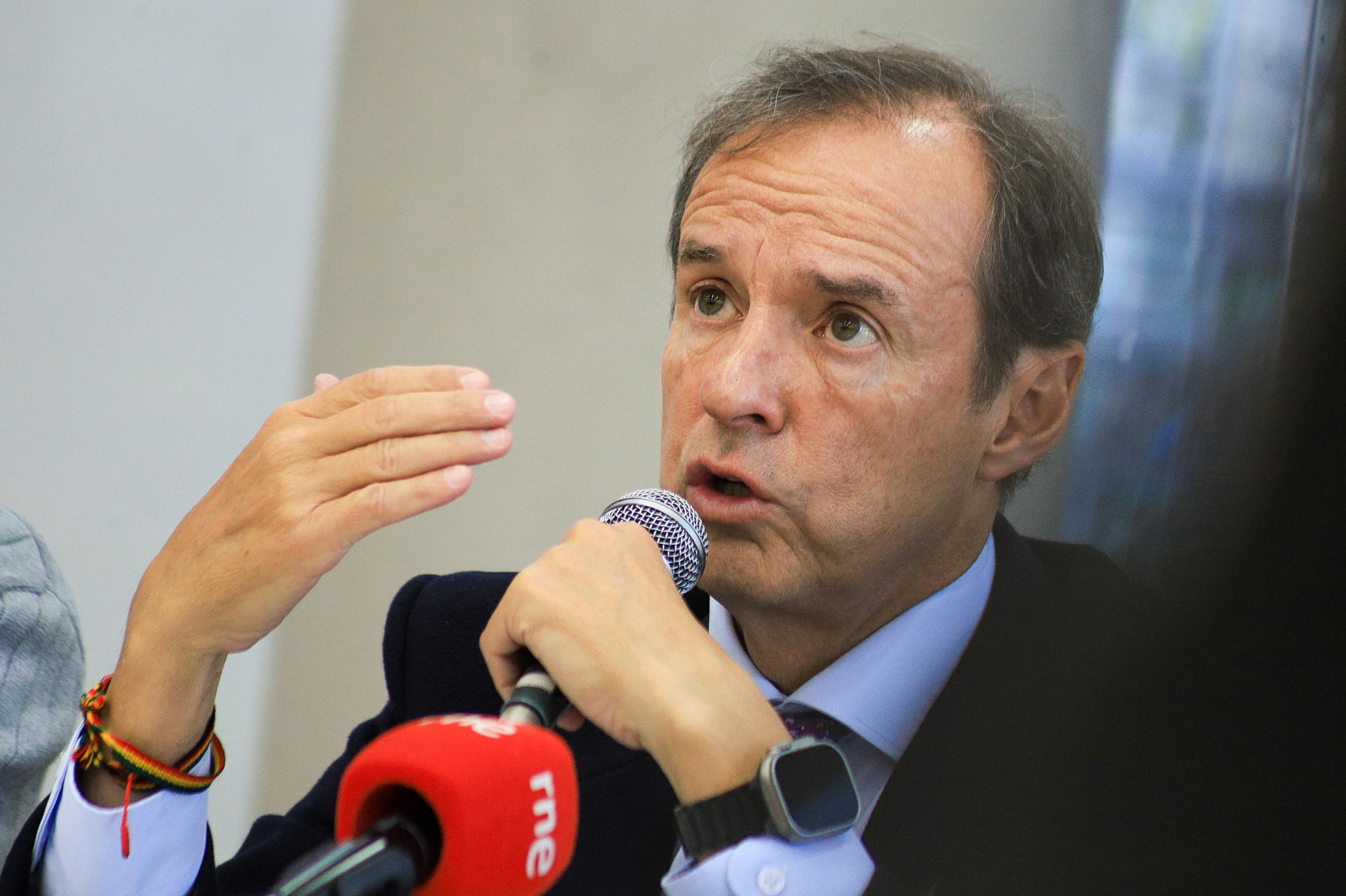 El candidato a la Presidencia de Bolivia por el partido Alianza Libre, Jorge 'Tuto' Quiroga, al intervenir este jueves, 14 de agosto, durante una rueda de prensa, en La Paz (Bolivia). EFE/Gabriel Márquez
