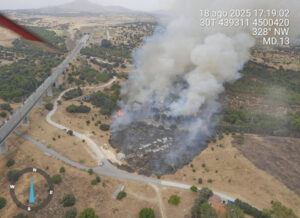 Diecinueve dotaciones de los Bomberos de la Comunidad de Madrid trabajan en la extinción de un incendio de pastos y arbolado en Colmenar Viejo. Emergencias Comunidad de Madrid-112 ha informado esta tarde que el incendio se ha originado en un zona cercana al vertedero de Colmenar Viejo y se ha declarado la situación operativa 1 del Plan contra incendios INFOMA. EFE/ 112 Comunidad de Madrid SÓLO USO EDITORIAL / SÓLO DISPONIBLE PARA ILUSTRAR LA NOTICIA QUE ACOMPAÑA (CRÉDITO OBLIGATORIO)