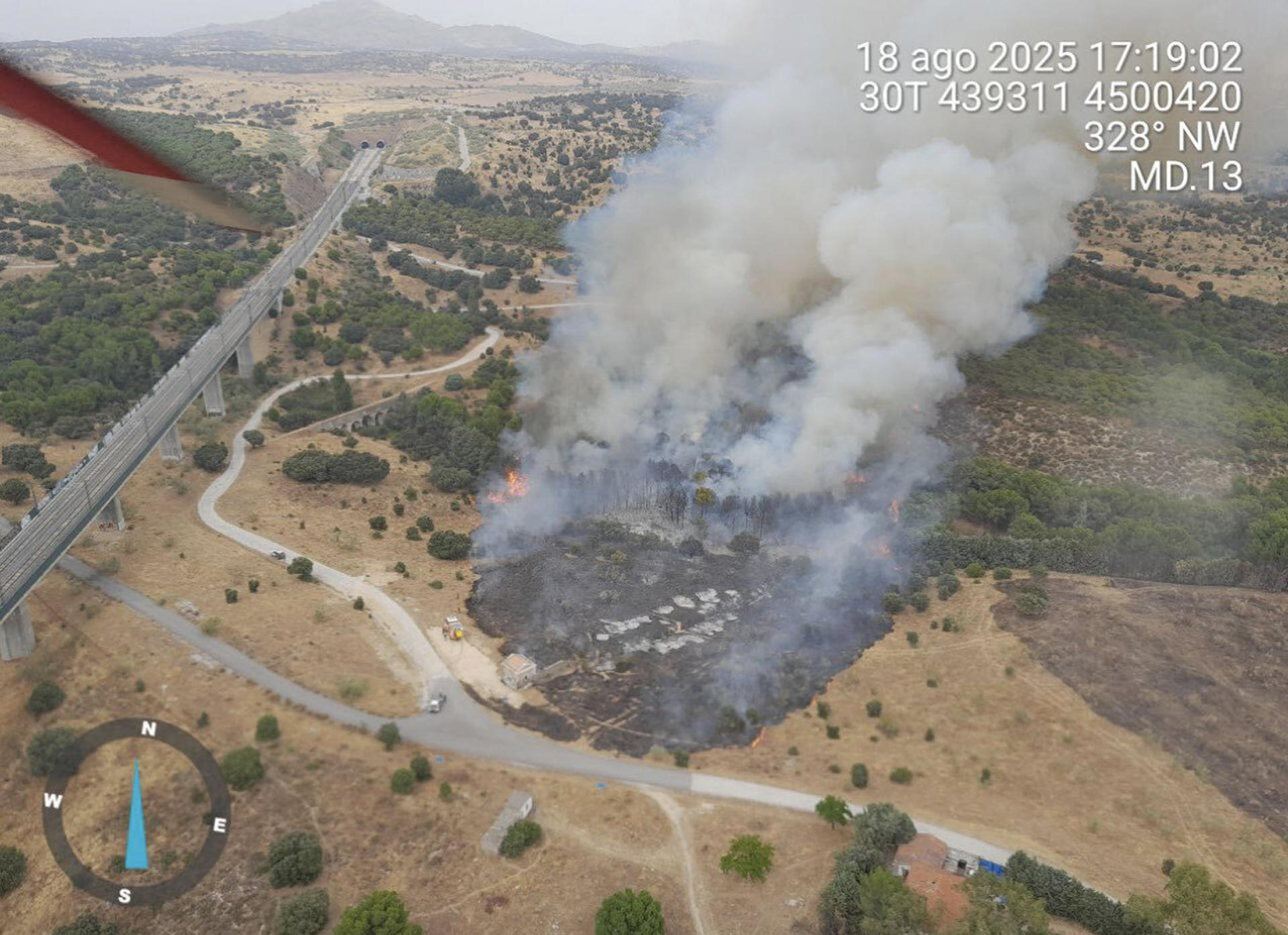 Diecinueve dotaciones de los Bomberos de la Comunidad de Madrid trabajan en la extinción de un incendio de pastos y arbolado en Colmenar Viejo. Emergencias Comunidad de Madrid-112 ha informado esta tarde que el incendio se ha originado en un zona cercana al vertedero de Colmenar Viejo y se ha declarado la situación operativa 1 del Plan contra incendios INFOMA. EFE/ 112 Comunidad de Madrid SÓLO USO EDITORIAL / SÓLO DISPONIBLE PARA ILUSTRAR LA NOTICIA QUE ACOMPAÑA (CRÉDITO OBLIGATORIO)