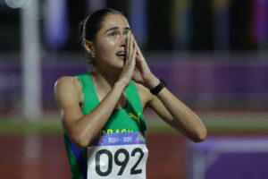 Sabrina Pena, de Brasil, celebra al ganar medalla de oro en los 800 metros de los II Juegos Panamericanos Junior, en Luque (Paraguay). EFE/Juan Pablo Pino
