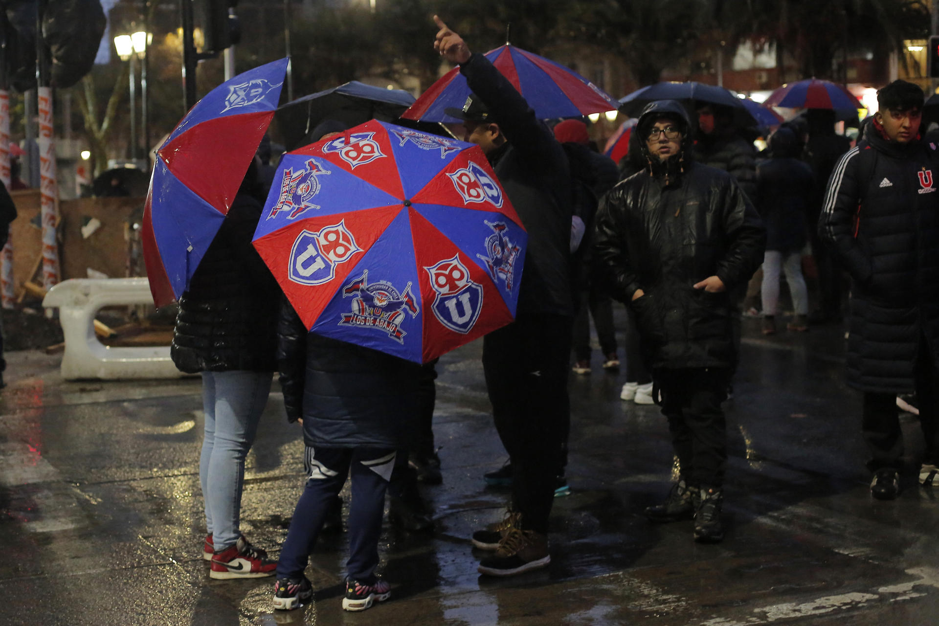 Aficionados de Universidad de Chile protestan frente a la embajada de Argentina en Santiago (Chile). EFE/ Jesús Martínez