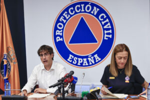 El Jefe de Producción de la AEMET, Francisco Javier Rodríguez, comparece junto a la directora general de Protección Civil, Virginia Barcones, tras la reunión CECOD presidida telemáticamente por el presidente del Gobierno, Pedro Sánchez, este lunes. EFE/Pablo R. Seco