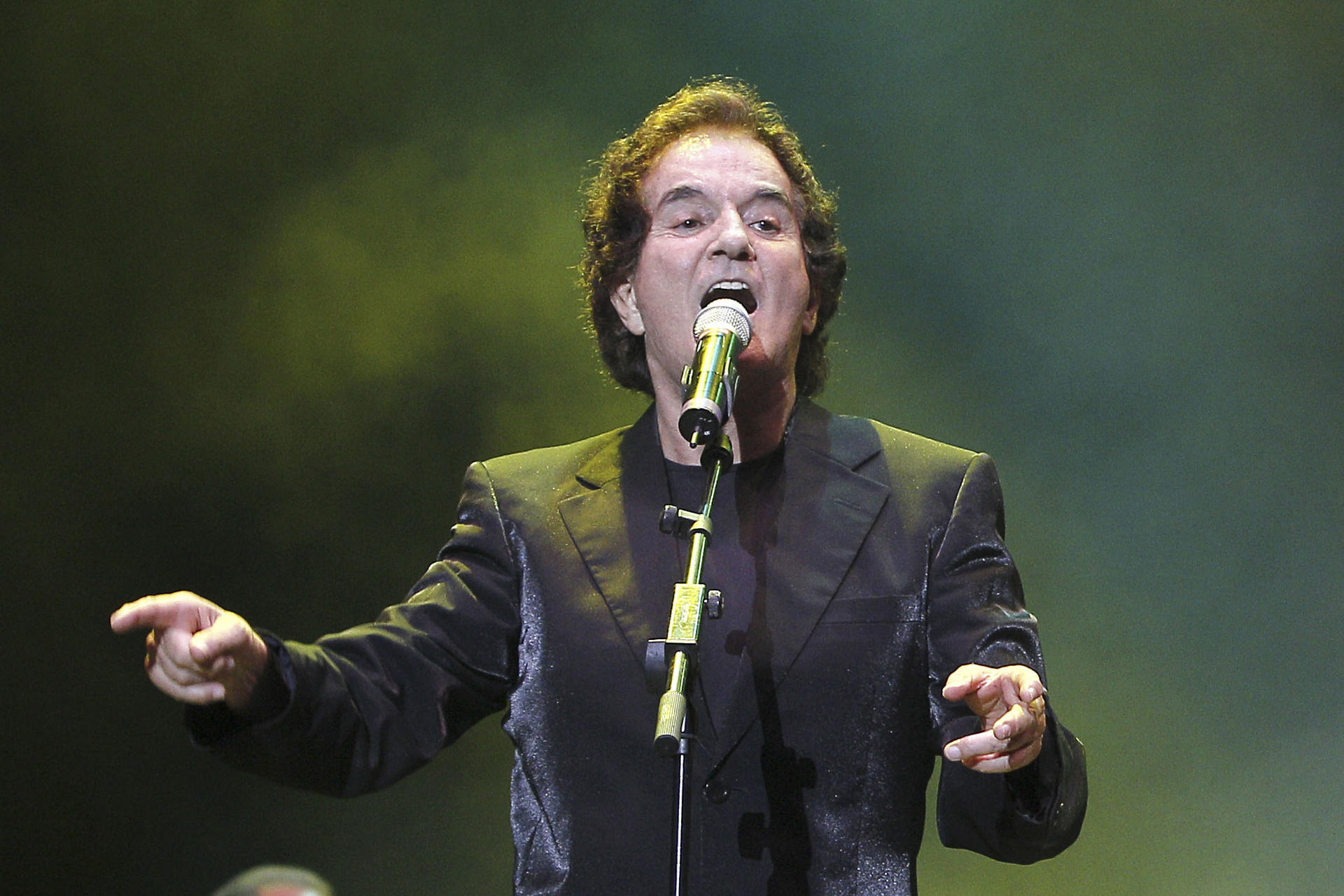 Fotografía de archivo, tomada el 05/07/2011, de Manuel de la Calva, miembro del Dúo Dinámico, uno de los grupos más famosos del pop español de mediados del siglo pasado, que ha fallecido este martes a los 88 años de edad en Madrid. EFE/ARCHIVO/Kote Rodrigo
