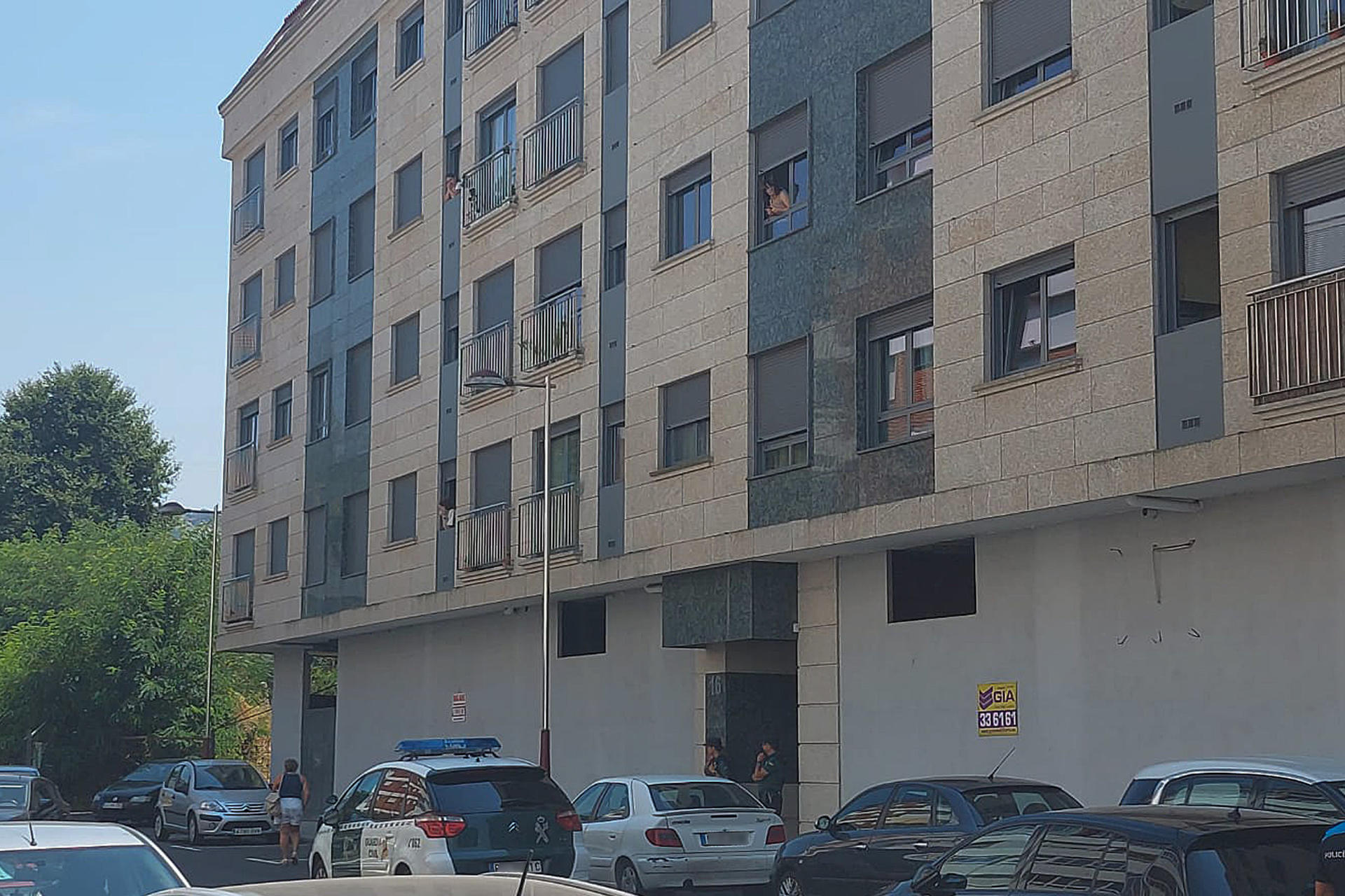 La Guardia Civil investiga la muerte violenta de una mujer de 53 años en O Porriño (Pontevedra), el segundo crimen que se registra esta semana en esa localidad tras el de una trabajadora social. EFE/ Salvador Sas