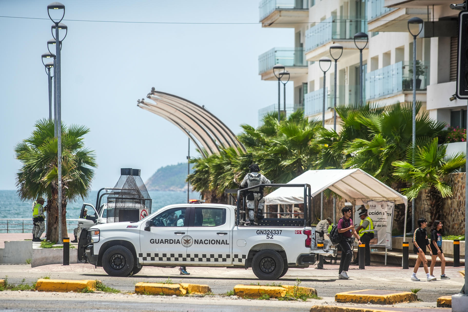 Integrantes de la Guardia Nacional realizan retenes de revisión este sábado, en Acapulco (México). EFE/ David Guzmán