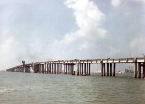 Imagen del puente León de Carranza, en la bahía de Cádiz. Efe/Foat / sm