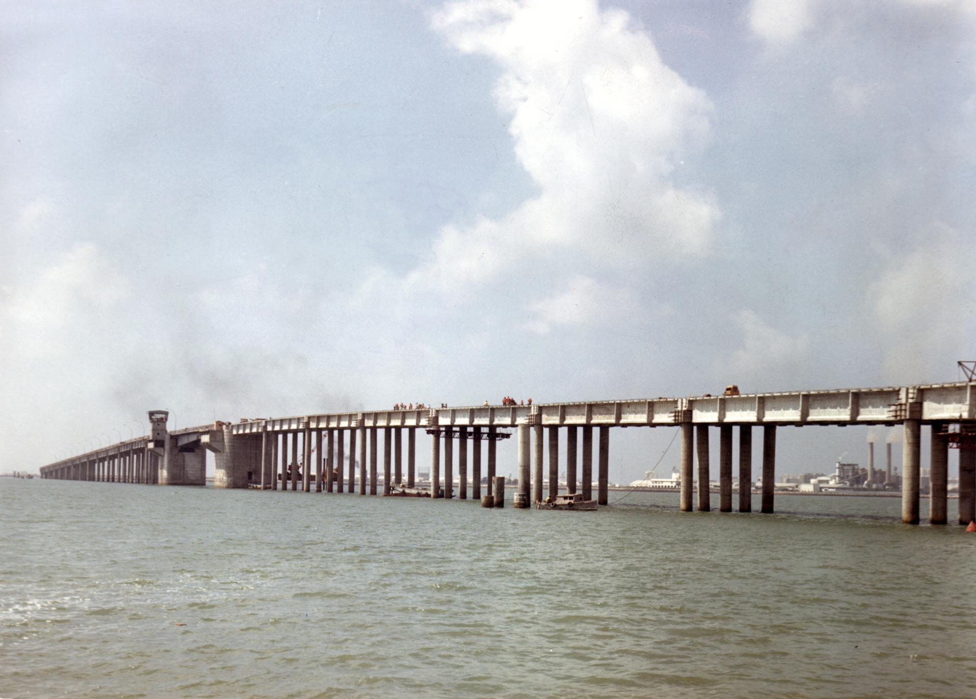 Imagen del puente León de Carranza, en la bahía de Cádiz. Efe/Foat / sm