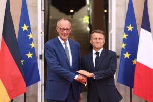 El presidente francés Emmanuel Macron (R) estrecha la mano del canciller alemán Friedrich Merz antes de una reunión del gabinete franco-alemán en la ciudad portuaria meridional de Toulon, Francia, 29 de agosto de 2025. Este es el primer Consejo de Ministros Franco-Alemán desde que el canciller alemán Friedrich Merz asumió el cargo. (Francia, Alemania) EFE/EPA/MANON CRUZ / POOL MAXPPP OUT
