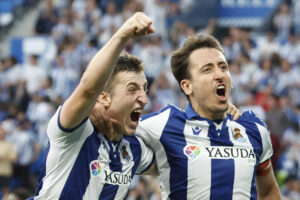 Fotografía de Javier Etxezarreta, en la que puede verse en una imagen de archivo del 18 de mayo de 2025 al delantero de la Real Sociedad Arkaitz Mariezkurrena (i). EFE