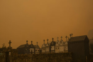 Vista del incendio forestal que permanece activo en Chandrexa de Queixa (Ourense), este martes. EFE/Brais Lorenzo