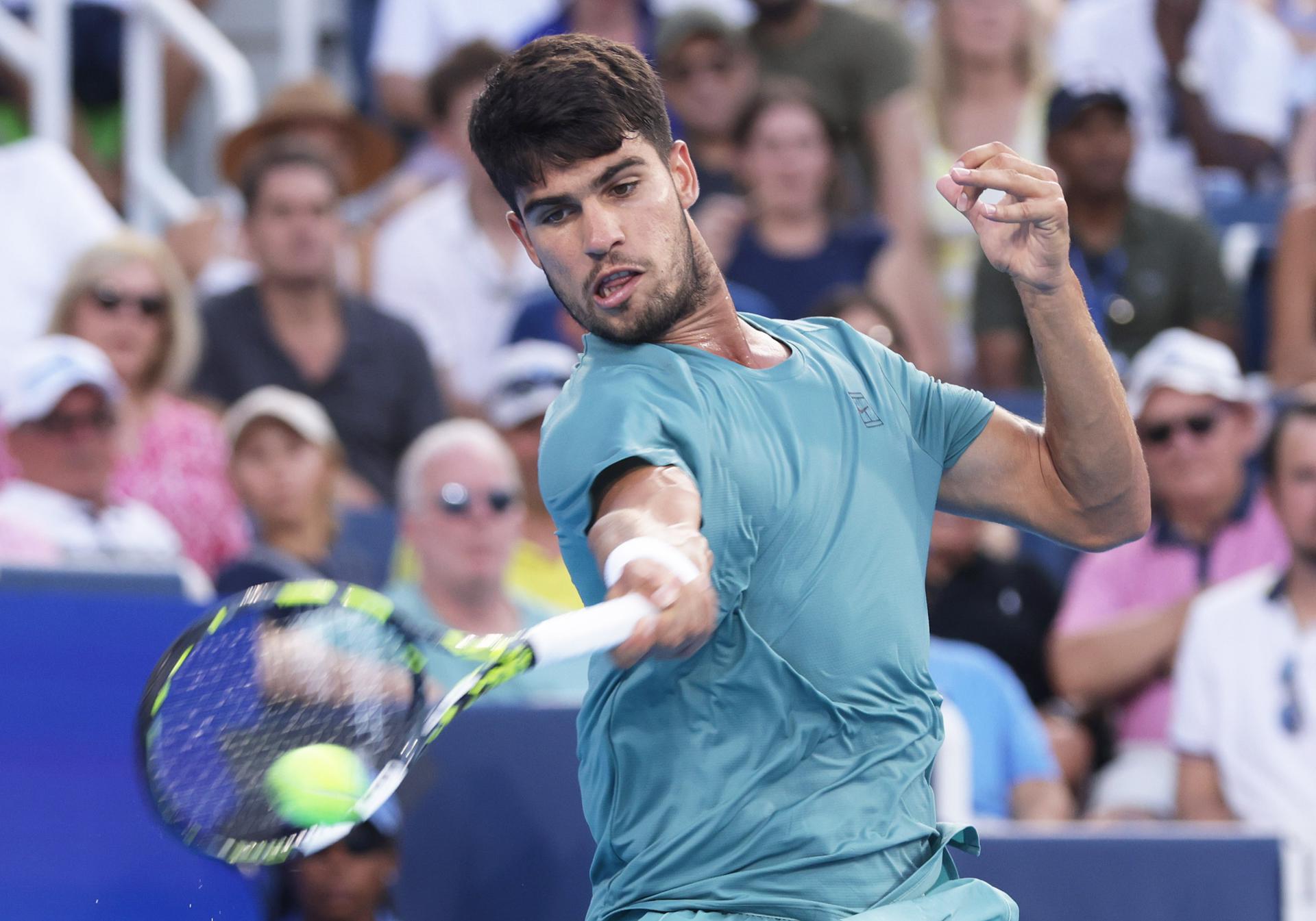 El español Carlos Alcaraz en acción contra el alemán Alexander Zverev en las semifinales del Abierto de Cincinnati (EE.UU.) EFE/EPA/MARK LYONS