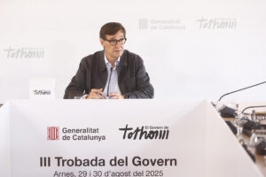 El Govern que preside Salvador Illa arranca el curso político con unas jornadas de trabajo de dos días en Arnes (Tarragona), en las que fijará las líneas estratégicas de los próximos meses y dará a conocer las próximas políticas públicas que llevará a cabo. En la imagen el presidente catalán interviene al inicio de la reunión.EFE/ Quique García