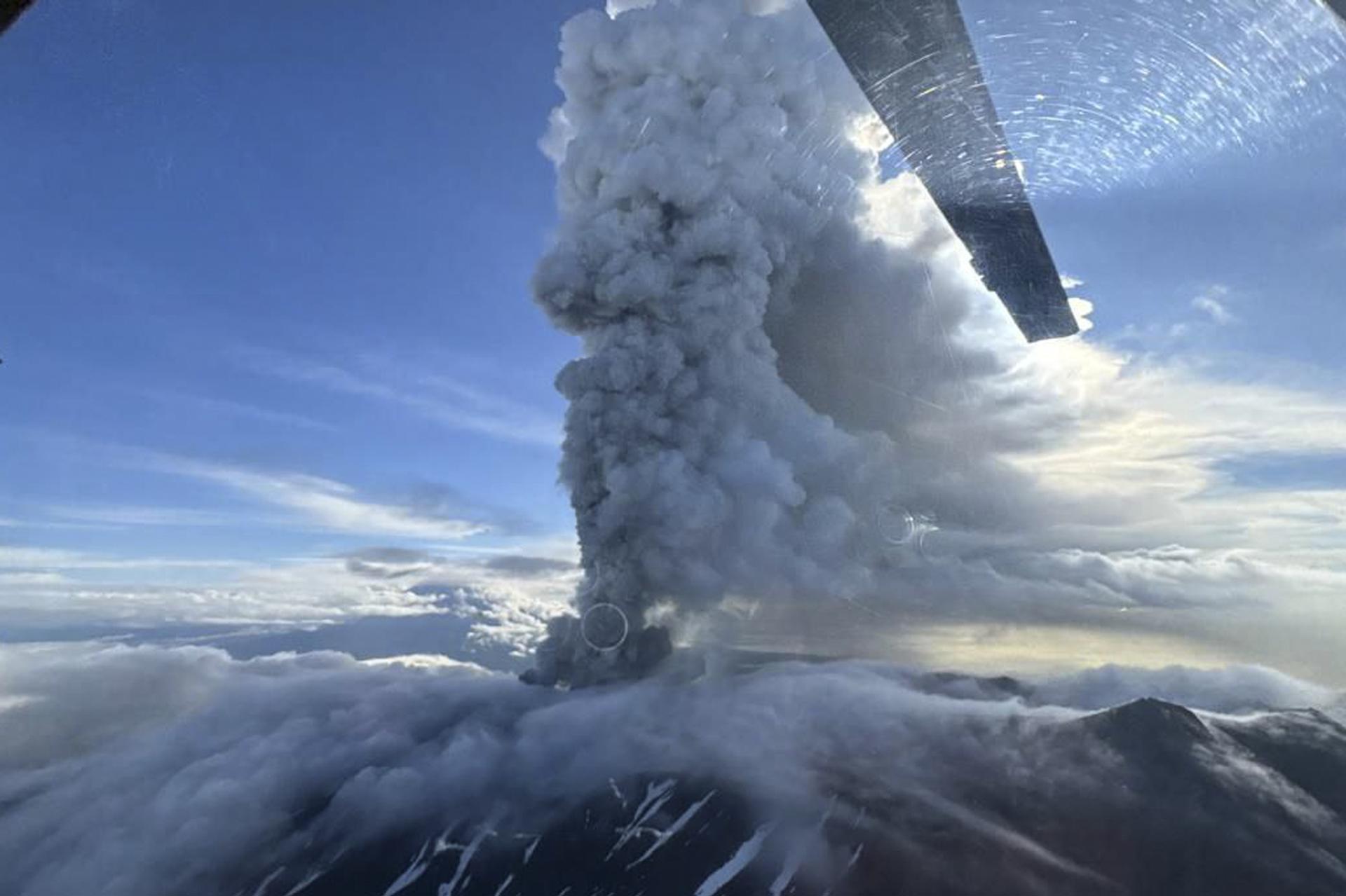 Fotografía facilitada por el Instituto de Vulcanología y Sismología FEB RAS muestra el volcán Krasheninnikov expulsando humo y ceniza durante una erupción en el territorio de Kamchatka, Rusia, este domingo. Científicos han registrado por primera vez la erupción del volcán Krasheninnikov en Kamchatka, según informa el Equipo de Respuesta a Erupciones Volcánicas de Kamchatka (KVERT) del Instituto de Vulcanología y Sismología (IVS) de la Rama del Lejano Oriente de la Academia Rusa de Ciencias. Según el personal de la Reserva Natural Kronotsky, las emisiones de ceniza alcanzan actualmente una altura de 5 a 6 km sobre el nivel del mar, y parte del territorio de la reserva está cubierto de depósitos de ceniza. EFE/ Nstitute Of Volcanology And Seismology Feb Ras Handout ***SOLO USO EDITORIAL/SOLO DISPONIBLE PARA ILUSTRAR LA NOTICIA QUE ACOMPAÑA (CRÉDITO OBLIGATORIO)***