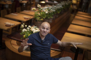 El chef mexicano Eduardo García, habla durante una entrevista con EFE este martes, en Ciudad de México (México). EFE/ Isaac Esquivel