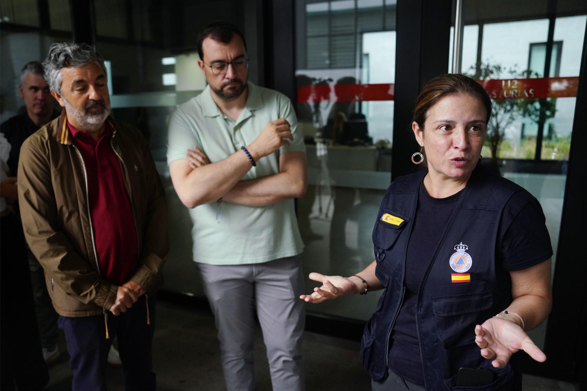 El presidente del Principado de Asturias, Adrián Barbón(c) atendiendo a los medios junto a la delegada del gobierno Adriana Lastra(d) y el consejero de Medio Ambiente Alejandro Calvo(i) en la sede del 112 donde se ha reunido con los cuerpos que hacen seguimiento de los incendios forestales en la provincia esta mañana . EFE/Paco Paredes
