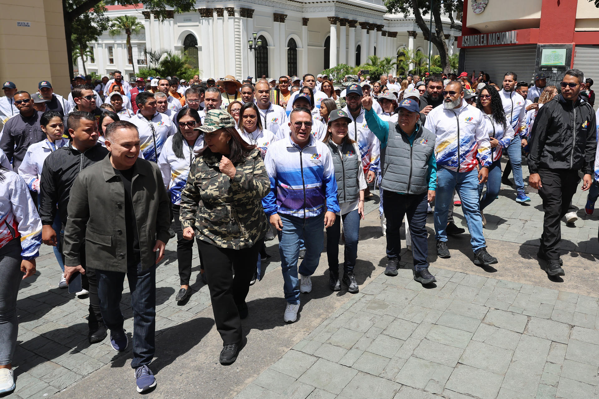 El presidente del Consejo Nacional Electoral (CNE), Elvis Amoroso (3-d), llega a la jornada de alistamiento este viernes, en Caracas (Venezuela). EFE/ Miguel Gutiérrez
