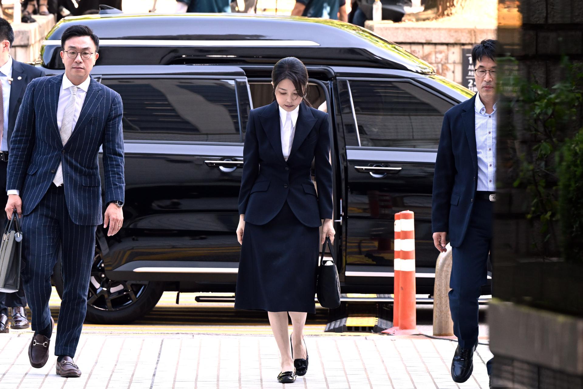 La ex primera dama de Corea del Sur, Kim Keon Hee (C), esposa del ex presidente surcoreano destituido Yoon Suk Yeol, llega a un tribunal para asistir a una audiencia para revisar su orden de arresto solicitada por fiscales especiales en el Tribunal Central de Distrito de Seúl en Seúl, Corea del Sur, 12 de agosto de 2025. (Corea del Sur, Seúl) 
EFE/EPA/JUNG YEON-JE / POOL

