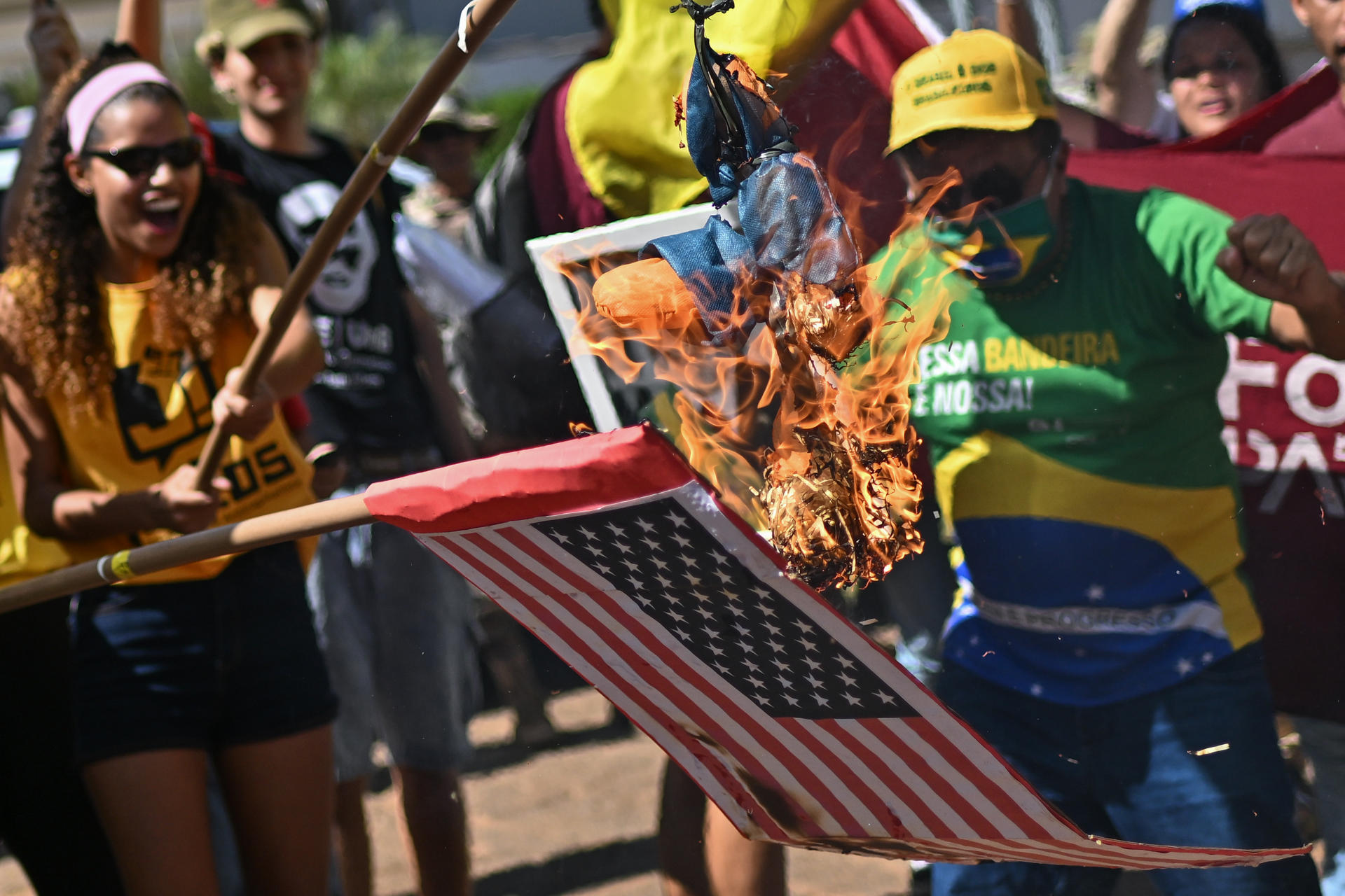 Manifestantes queman una bandera de Estados Unidos durante una protesta contra los aranceles estadunidenses ante Brasil este 1 de agosto de 2025, frente de la Embajada de Estados Unidos en Brasilia (Brasil). EFE/ Andre Borges