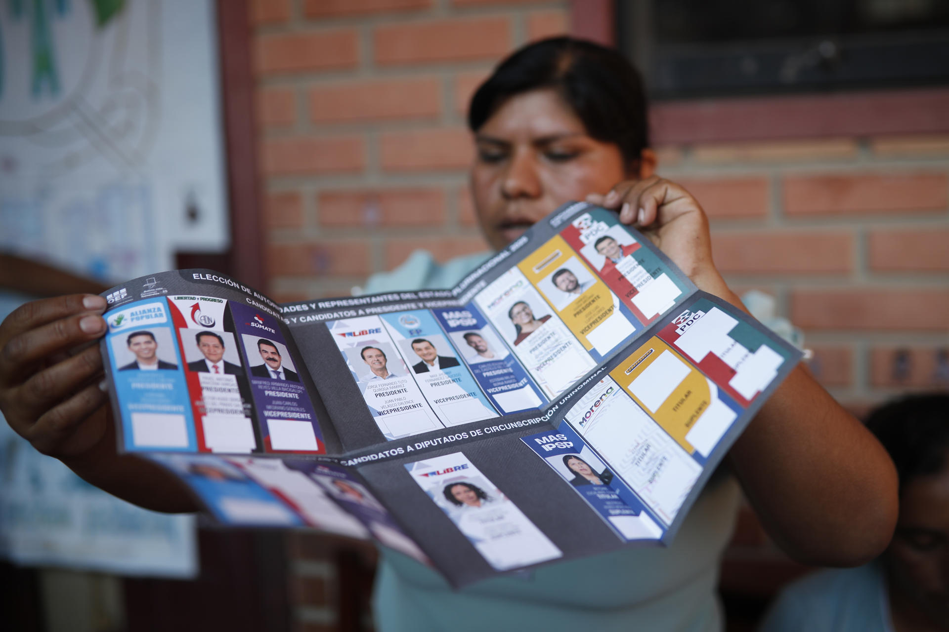 Una jurado muestra un voto sin marcar este domingo, en una mesa de votación en la Escuela Villa 14 de Septiembre, municipio de Villa Tunari (Bolivia). EFE/Rodrigo Sura