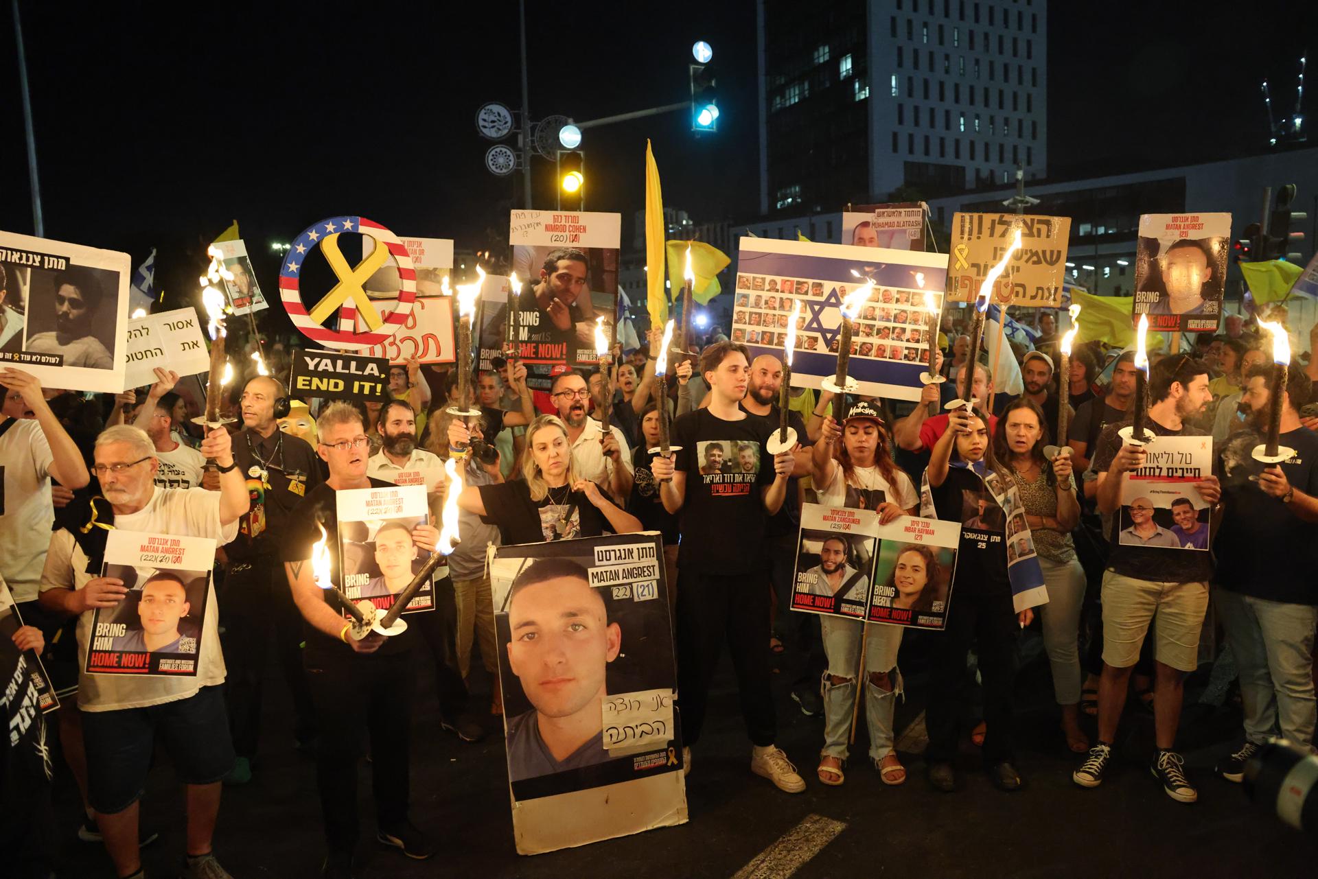 Fotografía del 7 de agosto de 2025 de familiares y partidarios de los rehenes israelíes retenidos por Hamás en Gaza pidiendo su liberación inmediata y el fin de la guerra frente a la oficina del primer ministro, Benjamín Netanyahu, en Jerusalén. EFE/EPA/ABIR SULTAN