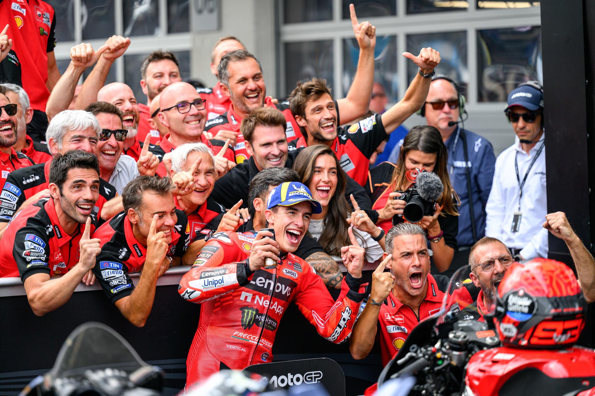 El español Marc Márquez (Ducati Desmosedici GP24), líder del Mundial de MotoGP, celebra la victoria en Austria. EFE/EPA/MAX SLOVENCIK