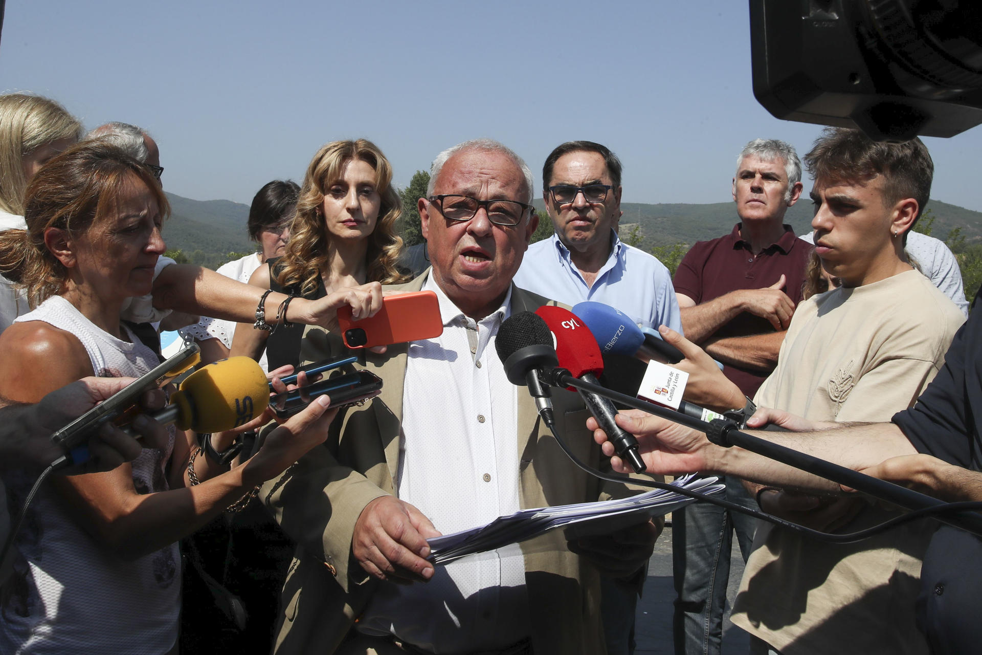 El consejero de Cultura de la Junta de Castilla y León, Gonzalo Santonja, atiende a los medios tras la reunión del Patronato de la Fundación Las Médulas. EFE/  Ana F. Barredo