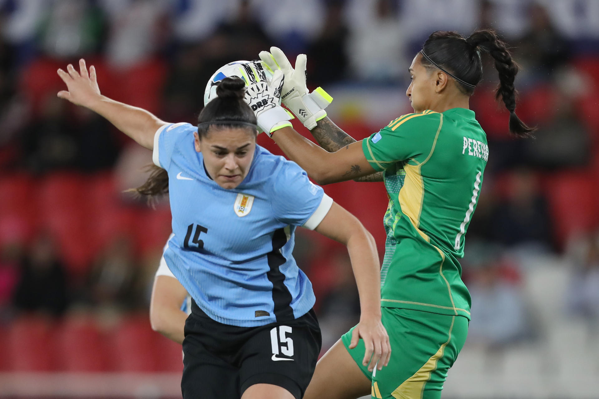 La portera argentina Solana Pereyra (d) disputa el balón con la uruguaya Fátima Barone en el partido por el tercer puesto de la Copa América Femenina. EFE/ Jose Jácome