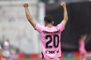 El centrocampista del Espanyol Edu Expósito celebra la victoria al término del partido de la jornada 35 de LaLiga Santander entre el Rayo Vallecano y el RCD Espanyol, en el estadio de Vallecas. Foto de archivo de: Rodrigo Jiménez/EFE