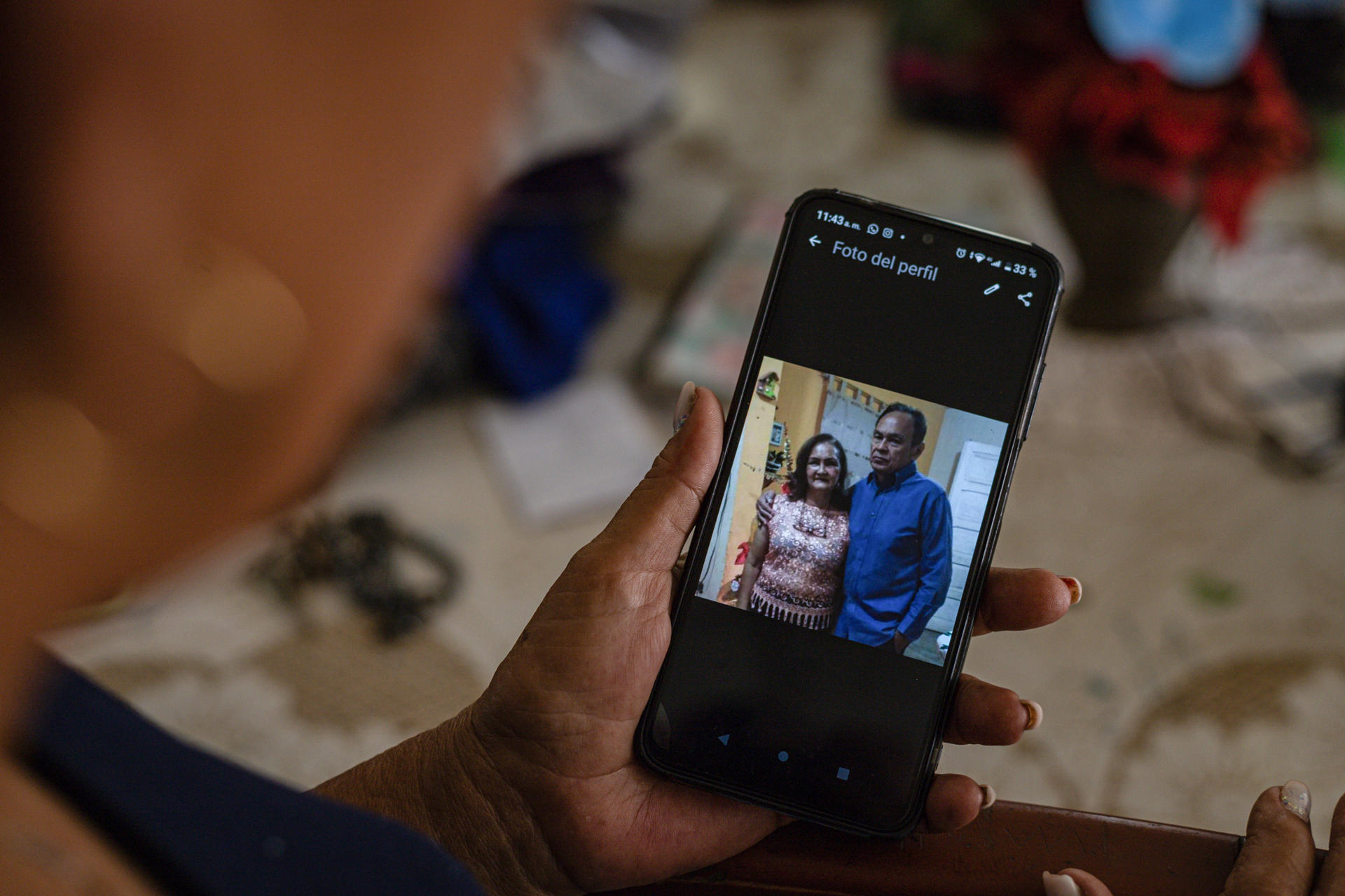 Detalle de una fotografía de Dilia Sierra junto a su esposo, Ruperto Contreras, en el teléfono móvil de la esposa de este preso político en Venezuela, durante una entrevista con EFE, en Maracaibo (Venezuela). EFE/Henry Chirinos