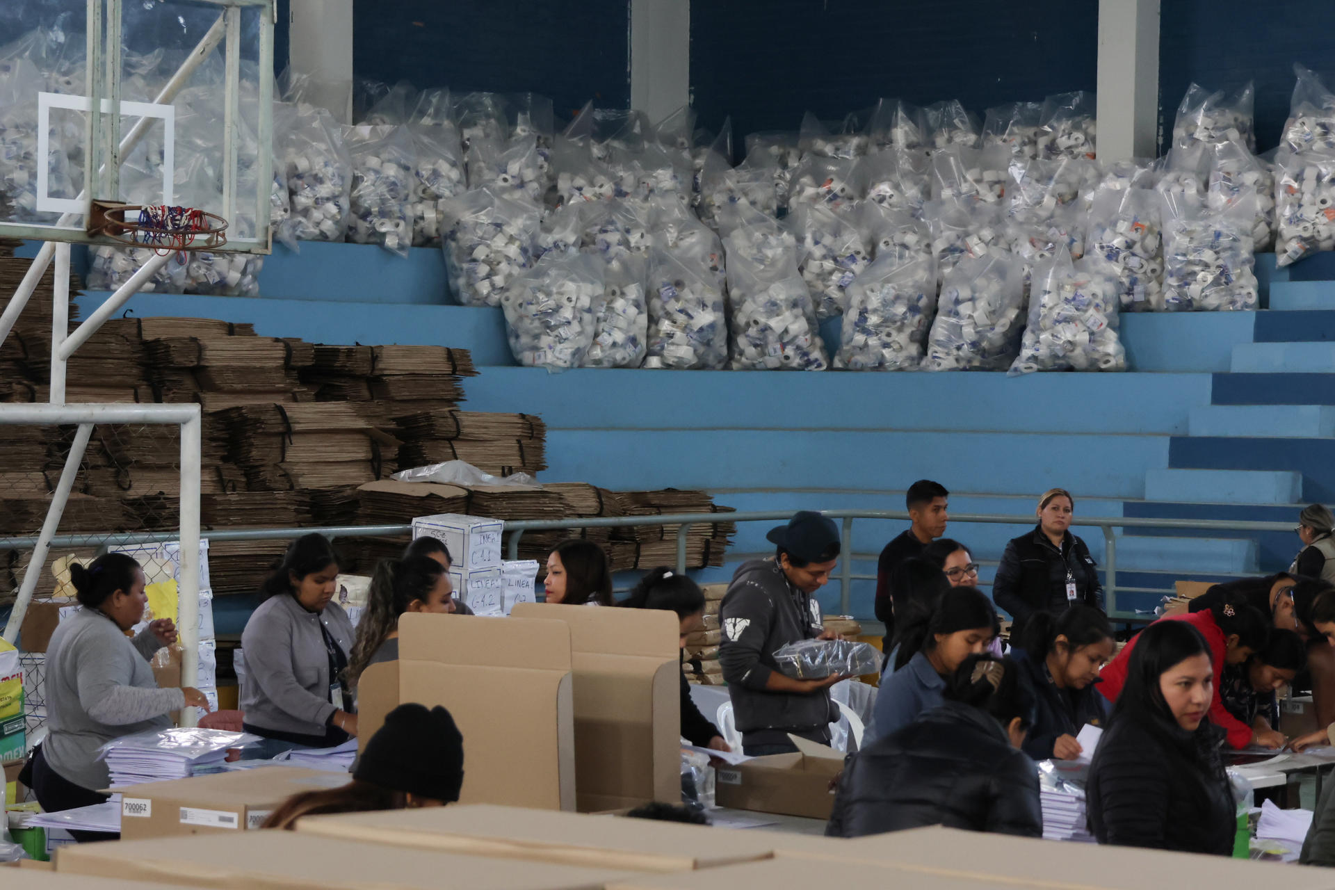 Trabajadores del Tribunal Supremo Electoral de Bolivia preparan maletas con material y papeletas para las elecciones generales del 17 de agosto, este sábado, en Santa Cruz (Bolivia). EFE/Juan Carlos Torrejón