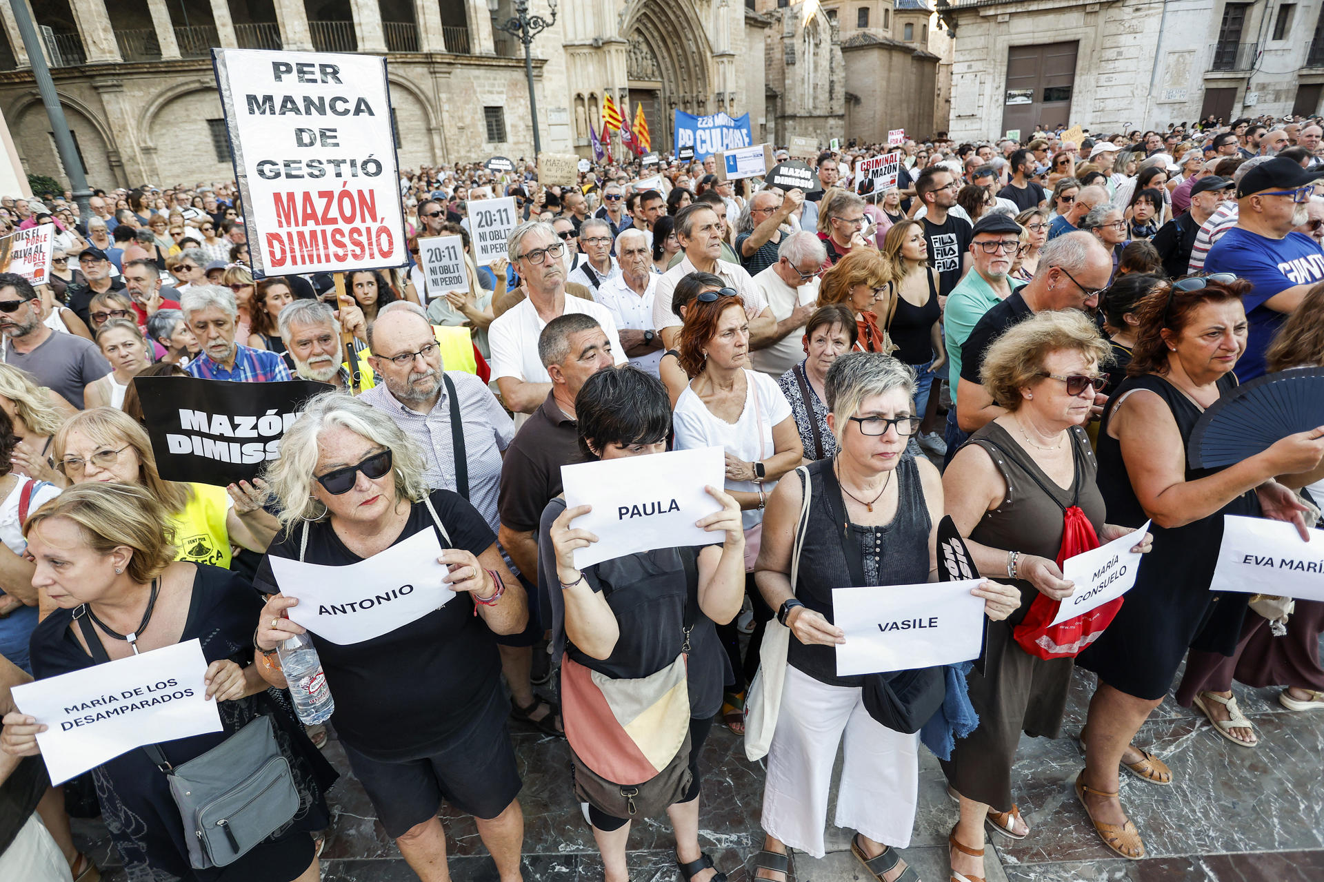La décima movilización contra el president de la Generalitat, Carlos Mazón, por su gestión da la dana del 29 de octubre, en cuyas inundaciones murieron 228 personas en la provincia de Valencia, ha comenzado en València poco después de las 19:30 horas de este viernes, día en el que se cumplen diez meses de la tragedia. EFE/ Miguel Ángel Polo